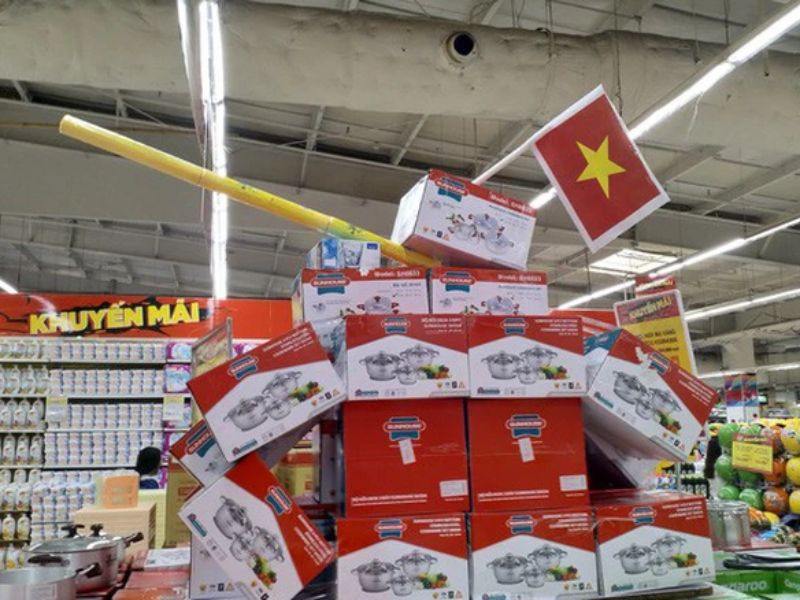Sử dụng gam màu đỏ – vàng truyền thống tượng trưng cho quốc kỳ