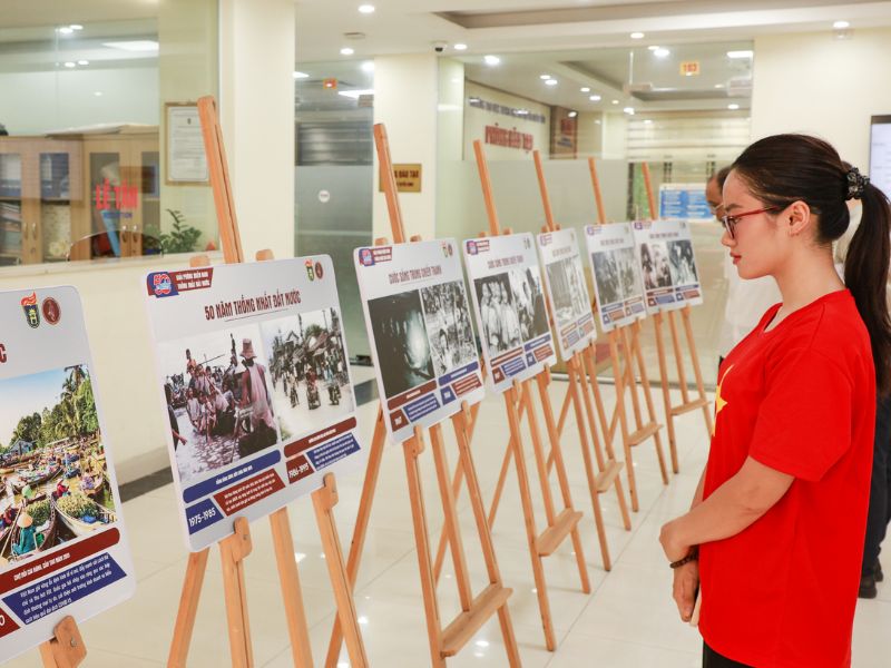 Tổ chức khu vực trưng bày hình ảnh, tranh ảnh tư liệu về ngày 30/4